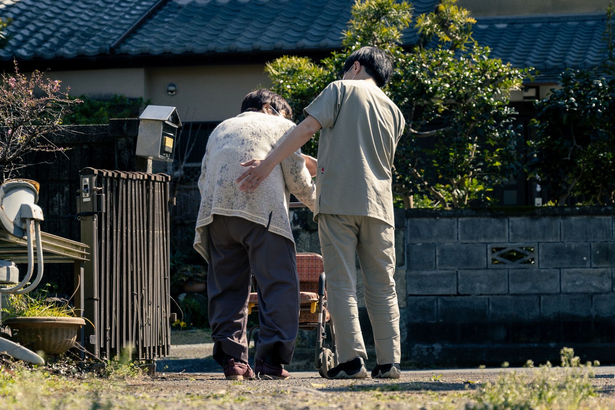 利用者さまの歩行を見守る訪問の様子